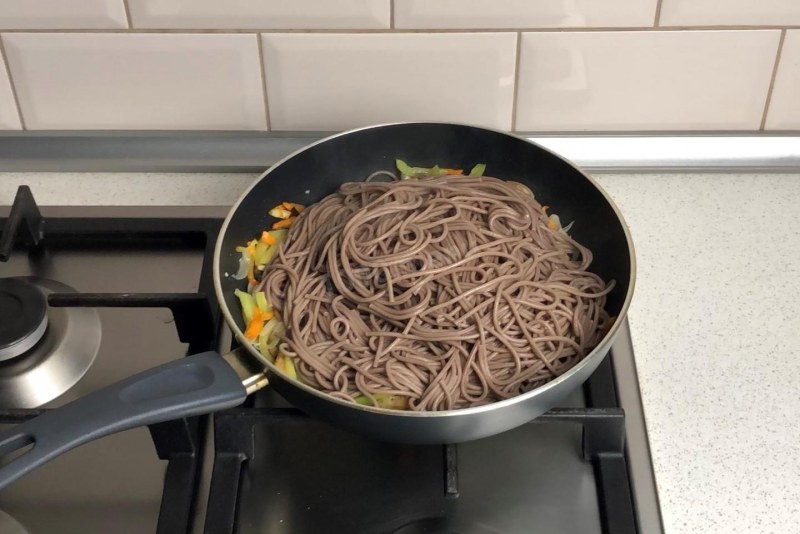 Маленькая лапша на сковороде