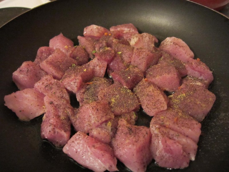 Свинина кусочками на сковороде
