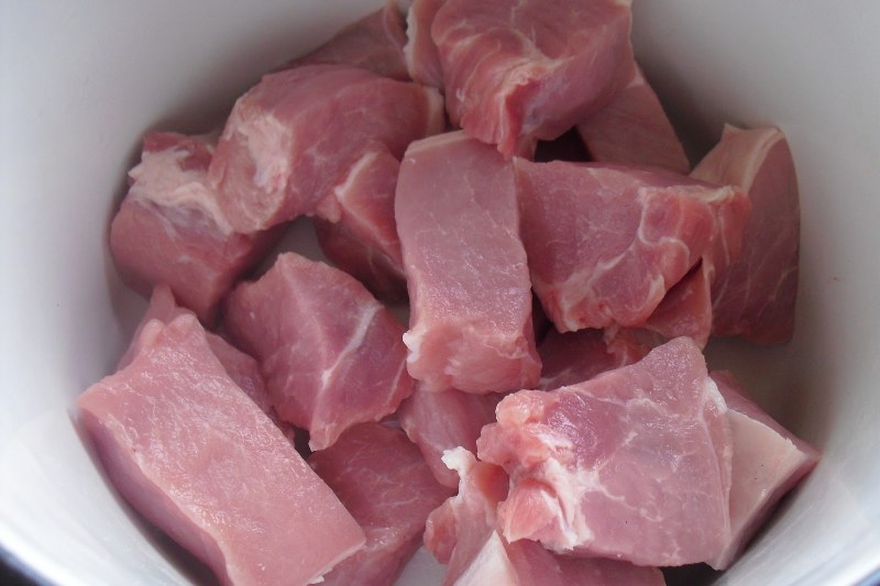 Свинину порезать кусочками