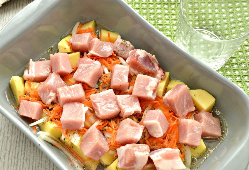 Мясо свинина кусочками в духовке