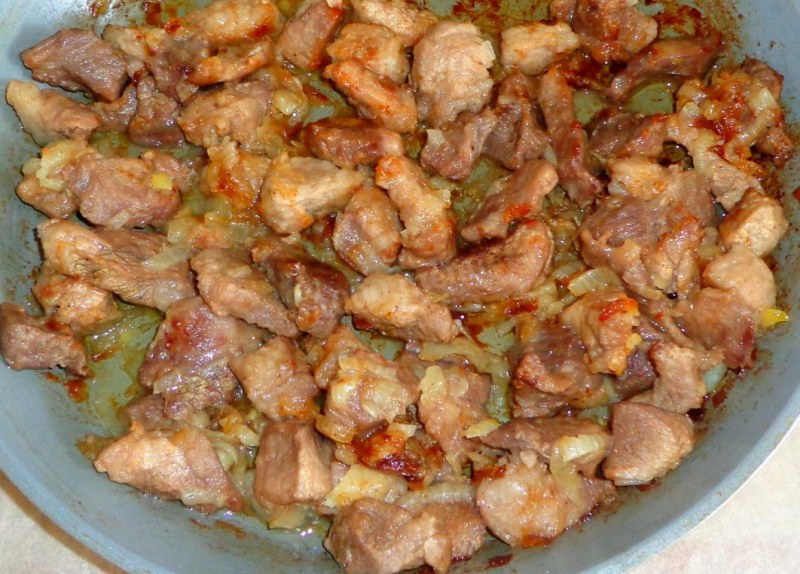Жареная свинина на сковороде с луком