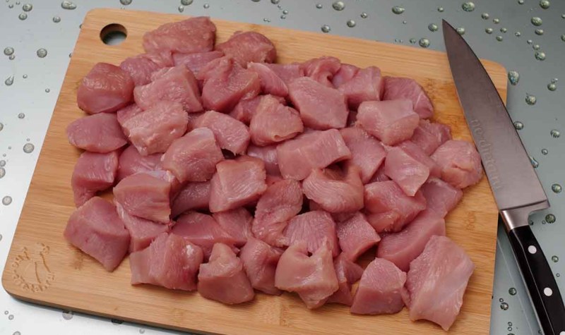 Порезать мясо на шашлык