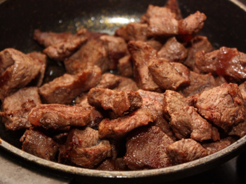 Кусочки жареного мяса
