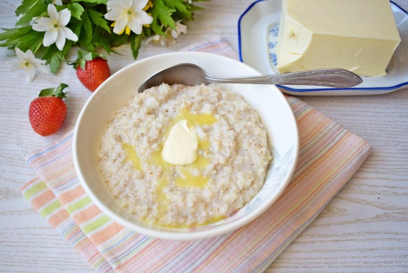 Рисовая каша с яблоком и корицей