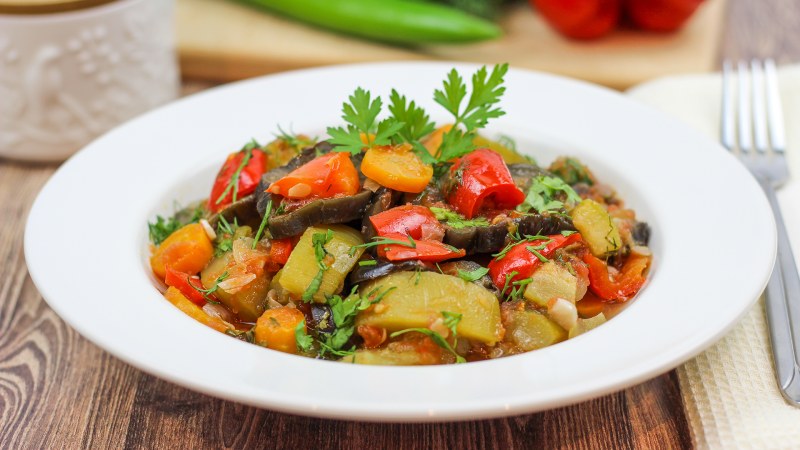 Баклажаны обжаренные с овощами