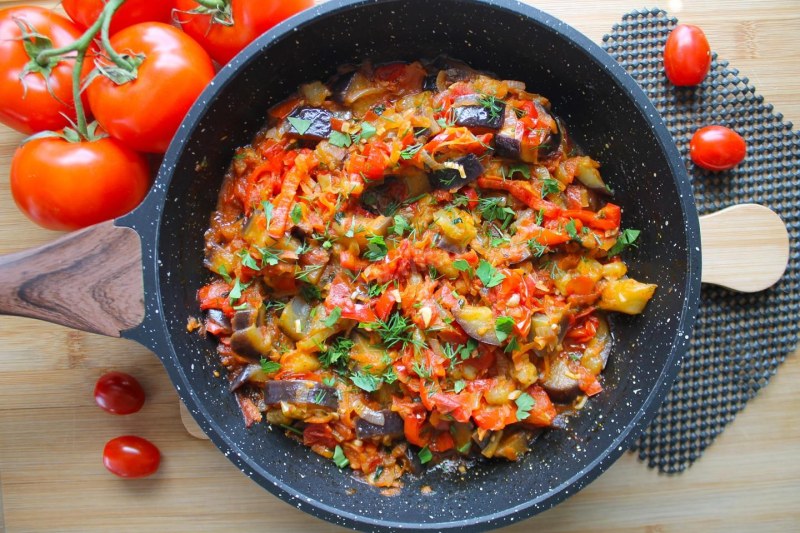 Баклажаны тушеные с овощами