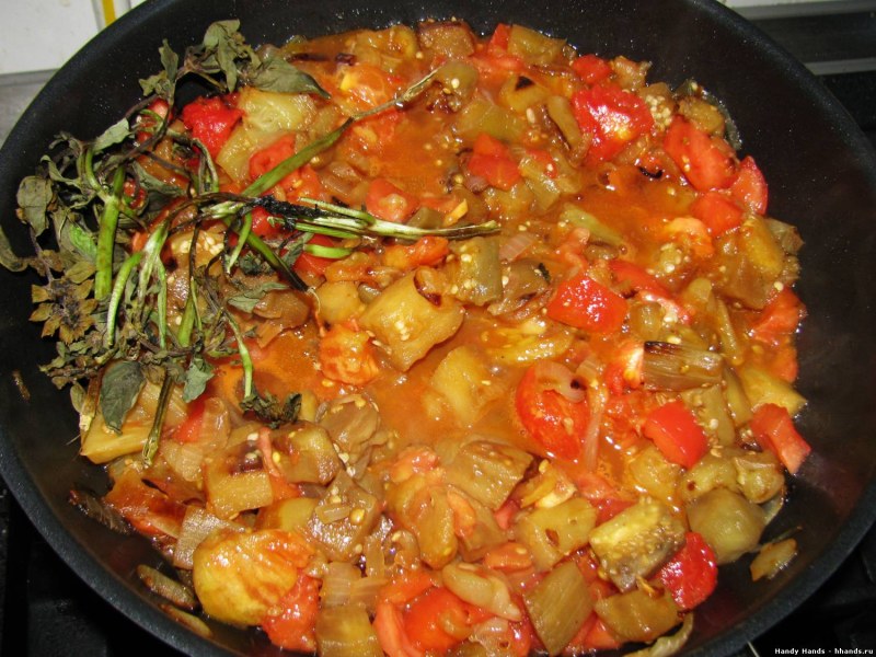 Тушёные баклажаны с помидорами и перцем
