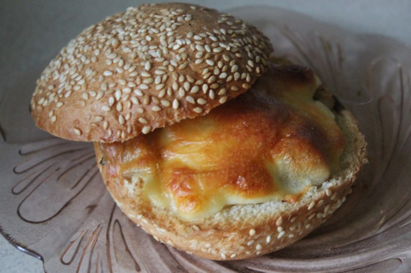 Жульен в булочке с курицей и грибами