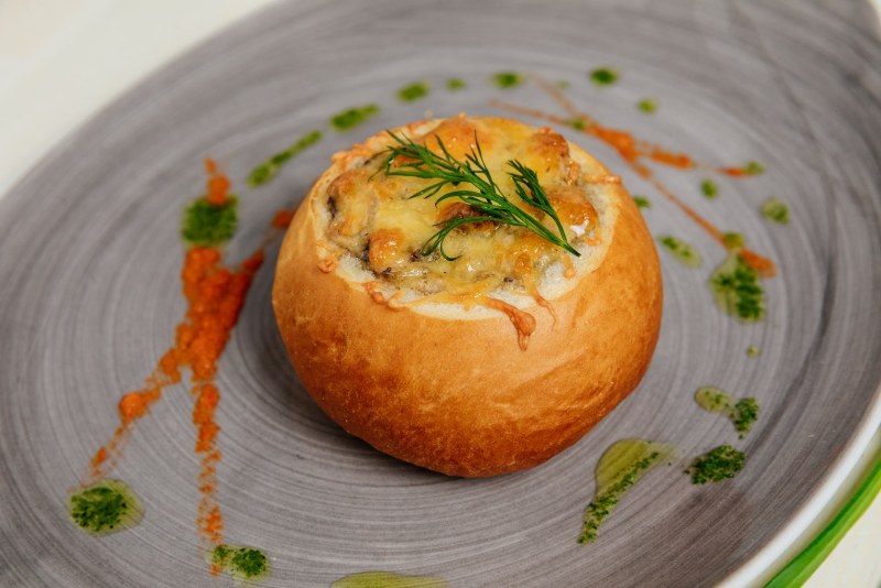 Жульен в булочке с курицей и грибами