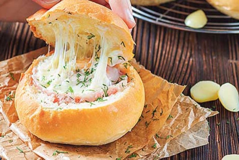 Булочка с ветчиной и сыром
