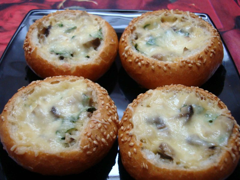 Жульен в булочке с курицей и грибами