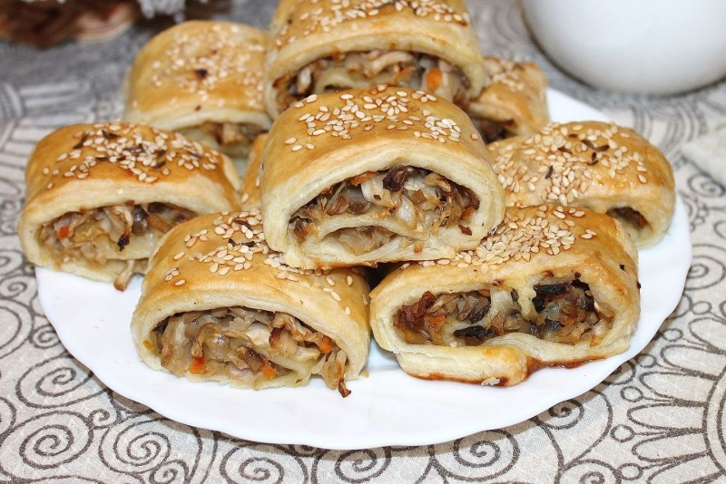 Слойки с шампиньонами и сыром