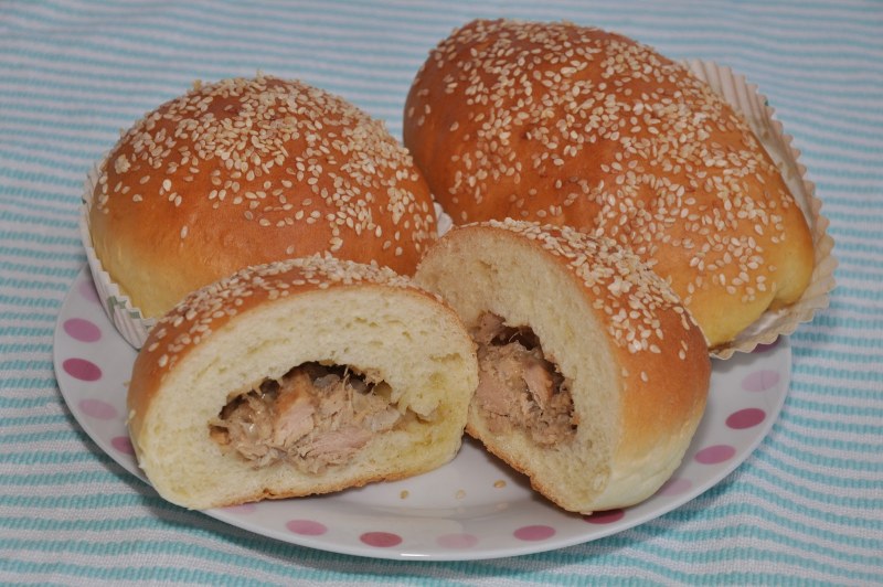 Булочка с яйцом, сыром и беконом