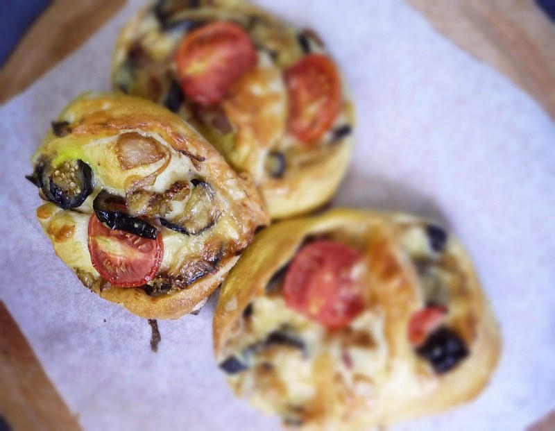 Жульен в булочках с грибами и курицей в духовке