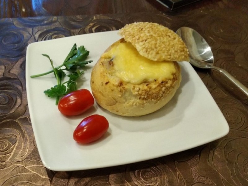 Жульен с курицей в булочках