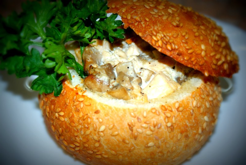Жульен в булочке с курицей и грибами