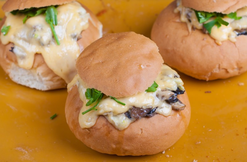 Жюльен в булочке с курицей и грибами