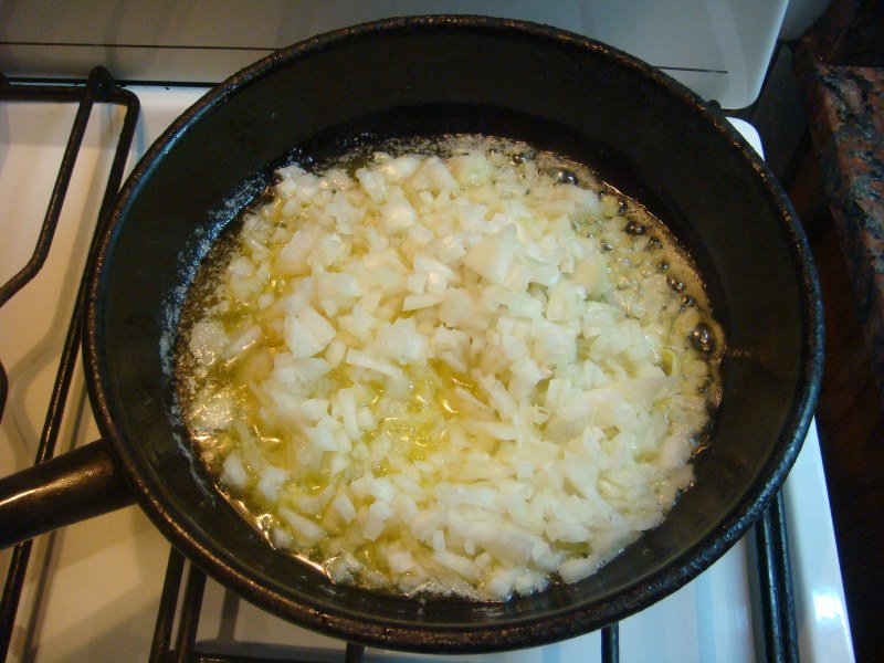 Жареный лук на сковороде