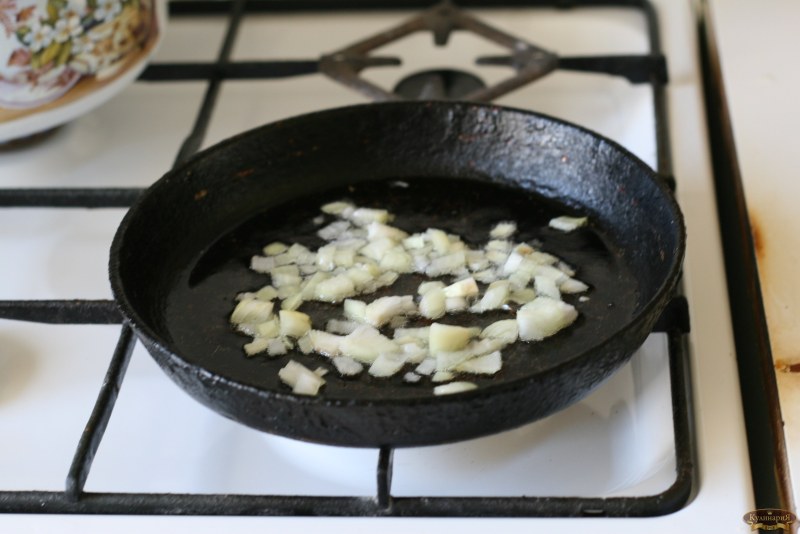 Лук на сковороде