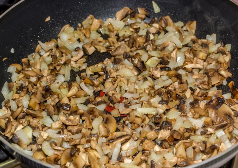 Шампиньоны жареные с луком