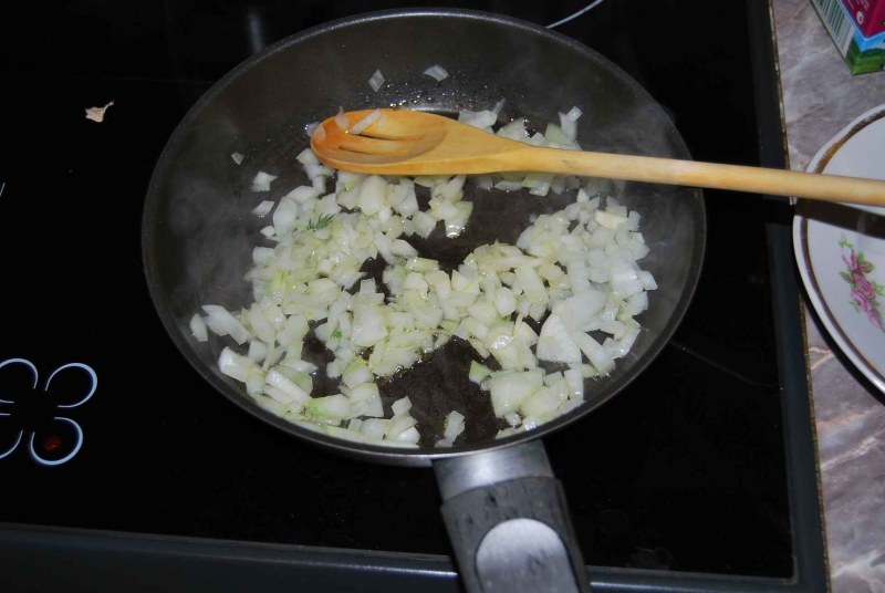 Лук шинкуют и пассеруют