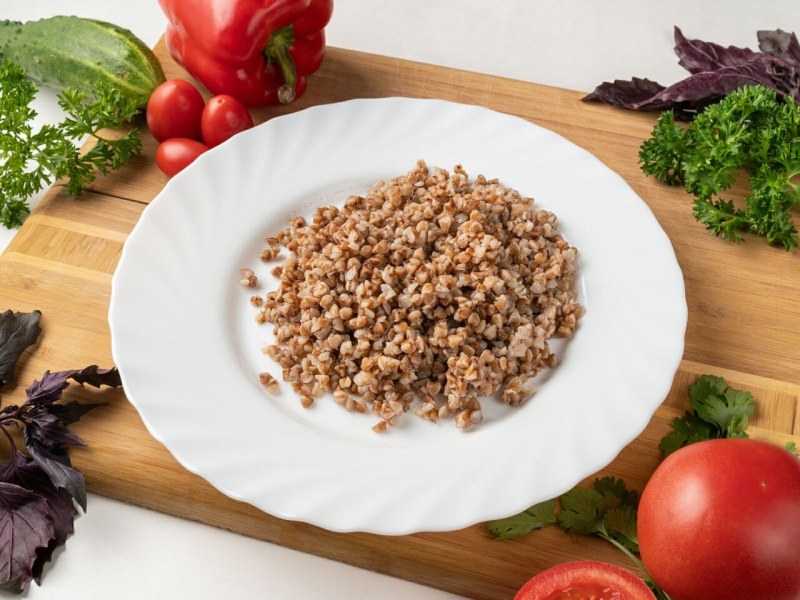 Рис с сосисками и овощами