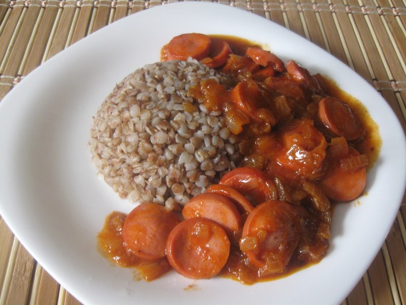 Гречневая каша с сосисками