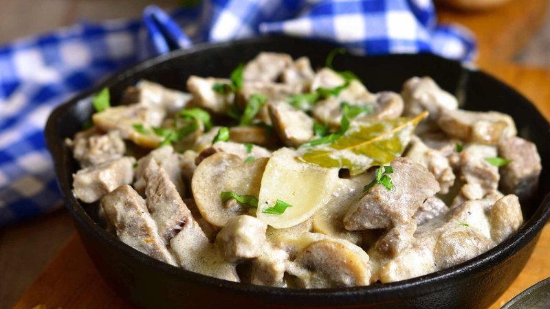 Свинина, тушеная с грибами, в сметанном соусе