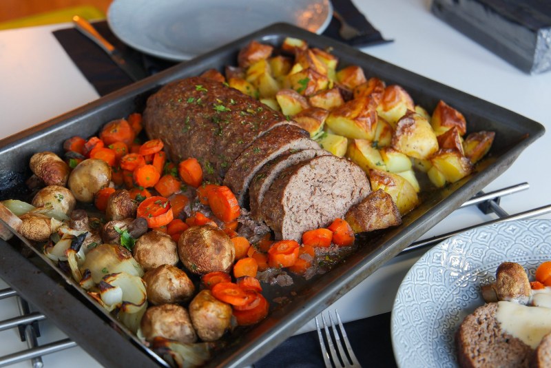 Мясо с овощами в духовке