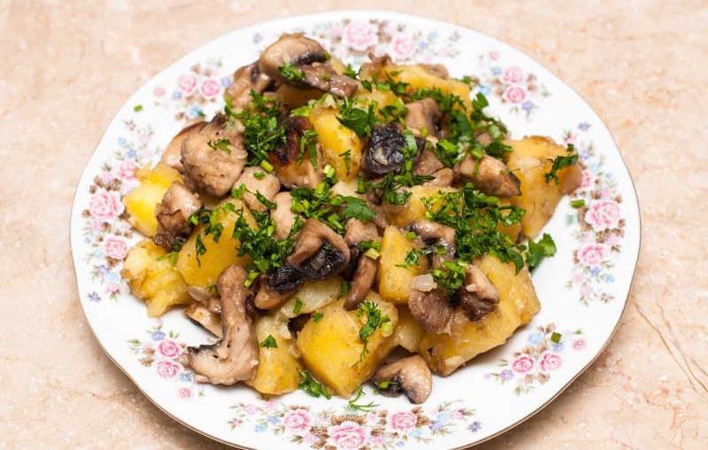 Жаркое с грибами и картошкой