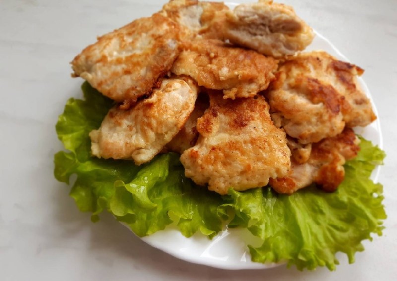 Отбивные из куриной грудки на сковороде