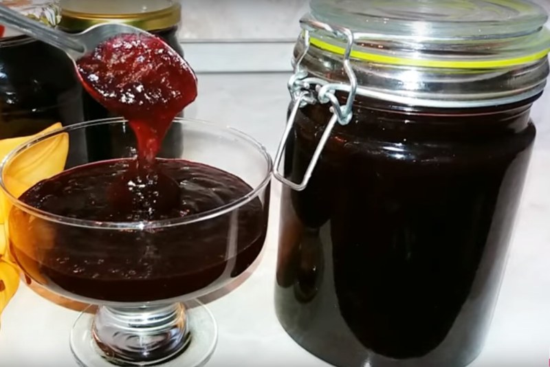 Варенье из черной смородины в банках